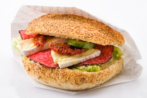 Salami, brie och soltorkade tomater